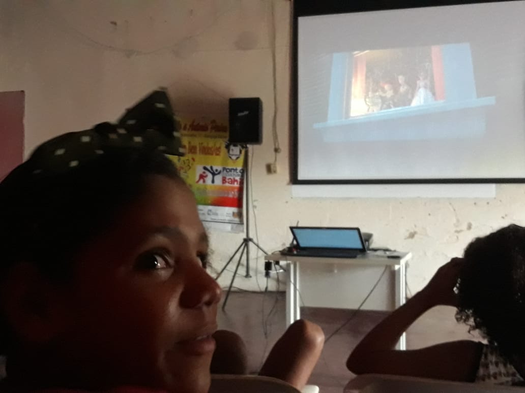 Crianças que nunca tinham visto um telão se emocionaram com o filme. (Foto: Portal Gongogi)