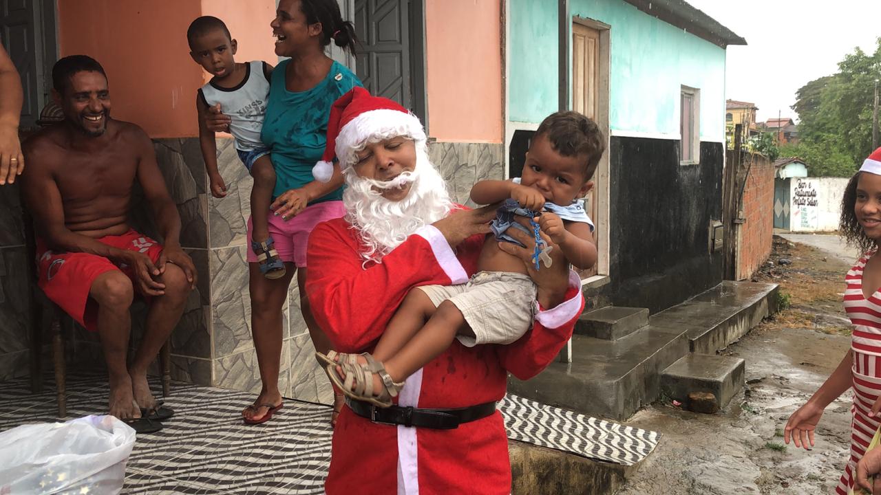 Givaldo Gonçalves investido em Papai Noel provoca alegria nas crianças. (Foto: Acervo Pessoal Givaldo)