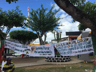 GONGOGI: Profissionais da educação cobram 13º salário e protestam em frente à casa do prefeito
