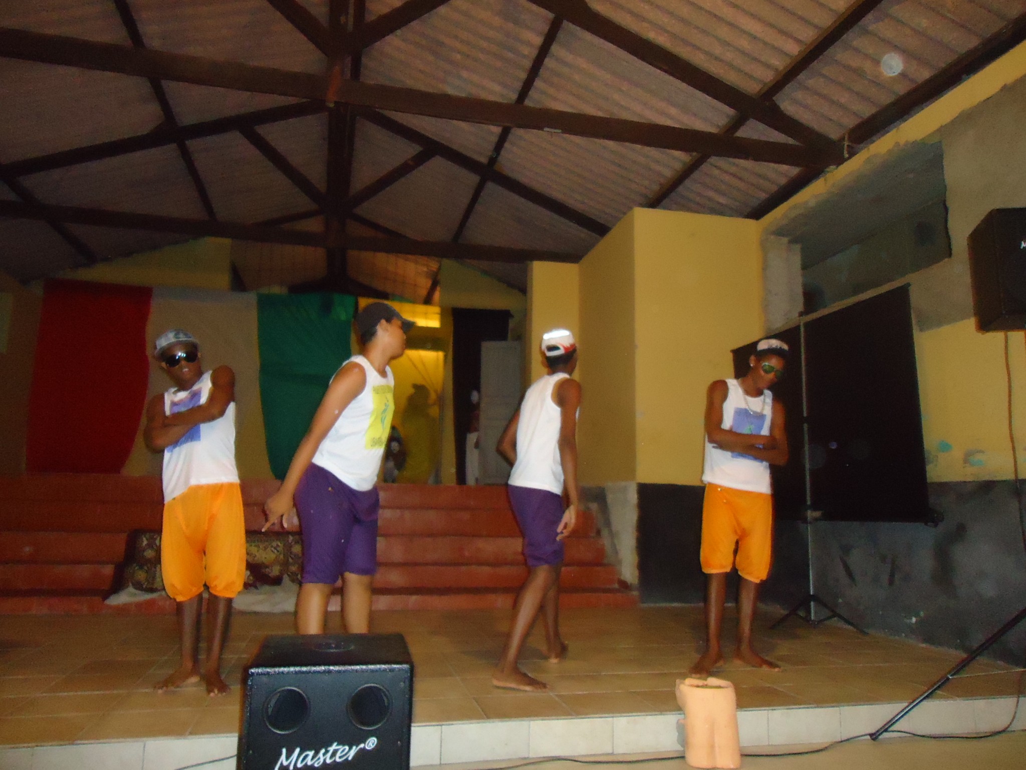 GRUPO DE DANÇA DO PROJETO PETECA E CIDADANIA SE APRESENTA EM GONGOGI-BA