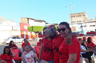 Ubaitaba: Aos gritos de 'Lula Livre' o povo ocupa a praça de Ubaitaba