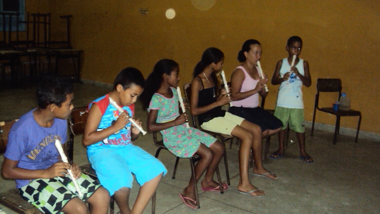 AULAS DE FLAUTAS SÃO REALIZADAS POR CRIANÇAS E ADOLESCENTES