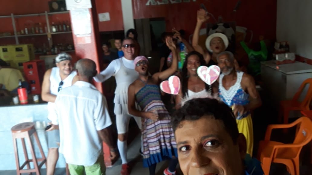 Homens travestidos de mulheres fizeram a alegria da pascoa em Gongogi (Foto: Divulgação/Whatsapp)
