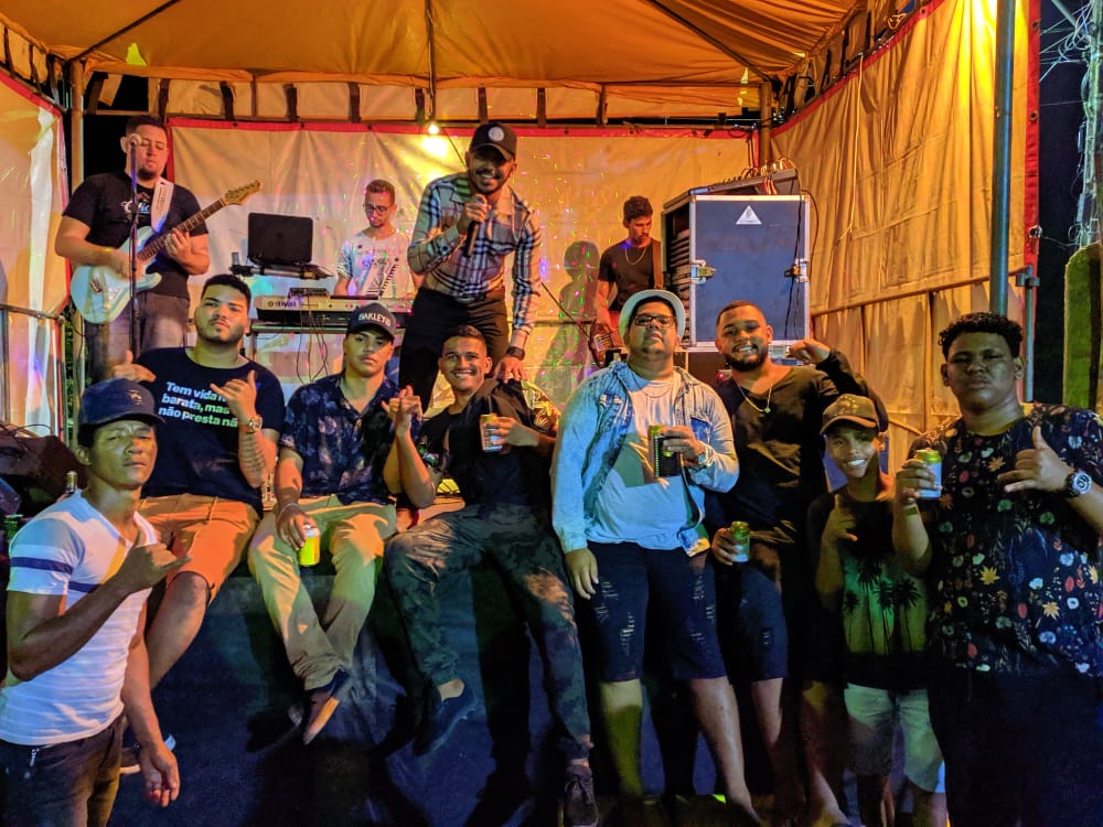 Os fãs não desgrudavam do palco durante todo o show de lançamento. (Foto: Produção do artista)