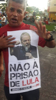 Ubaitaba: Aos gritos de 'Lula Livre' o povo ocupa a praça de Ubaitaba