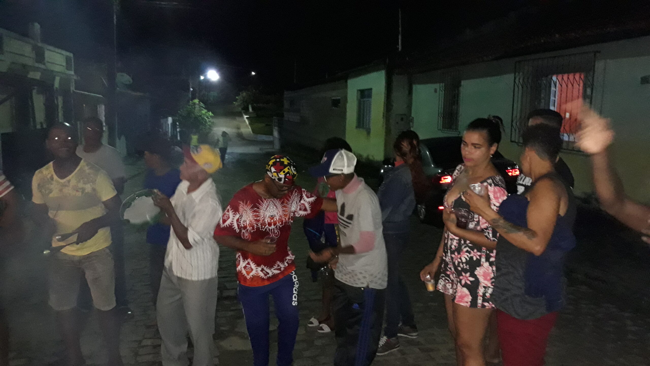 GONGOGI: Mestre Romeu é imortalizado na cultura do samba de roda com percussão e sambadeiras