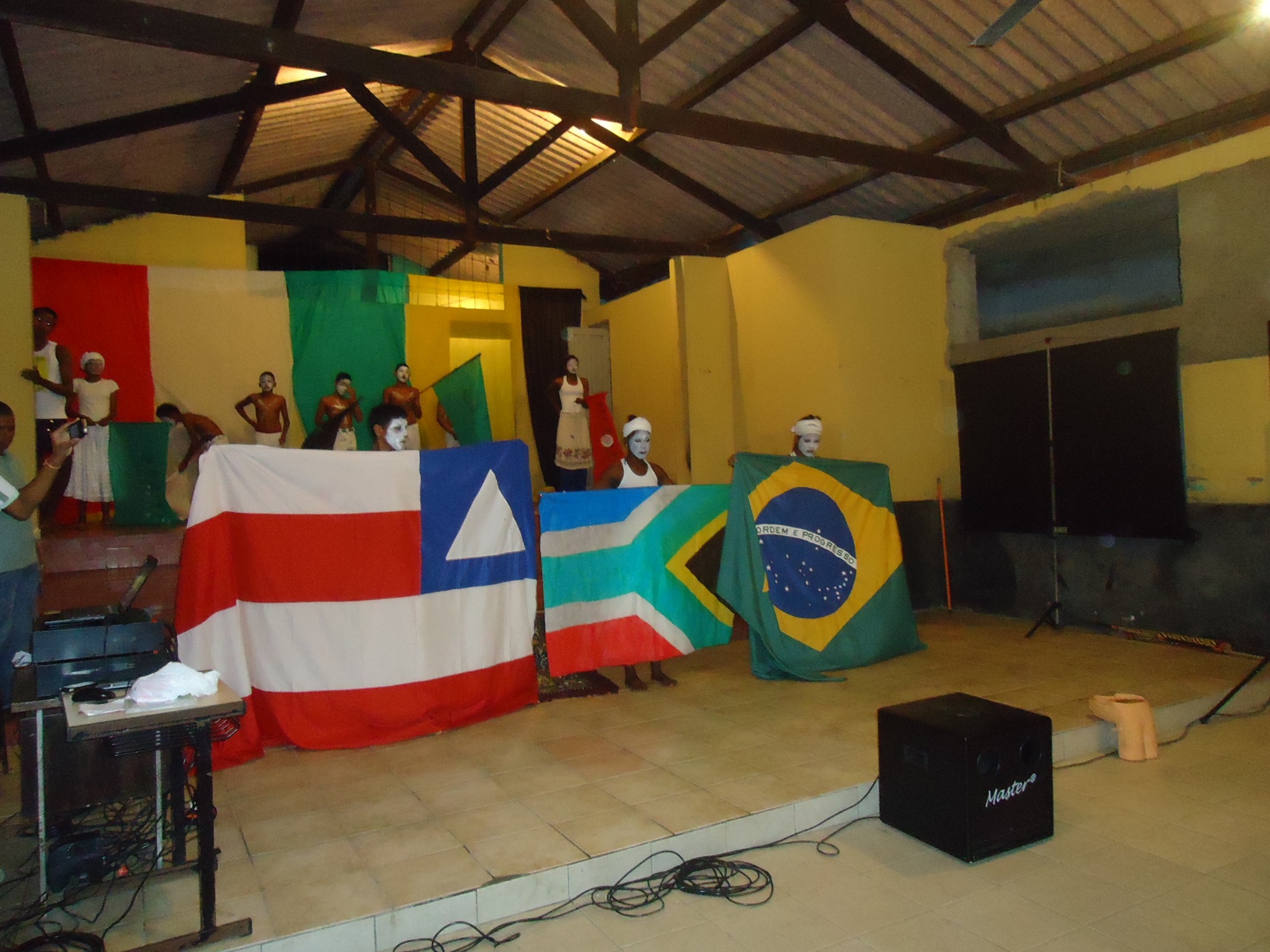 GRUPO DE TEATRO DO PROJETO PETECA E CIDADANIA EMOCIONA EM GONGOGI-BA