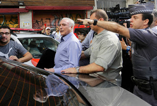SÃO PAULO: Prédio incendiado desaba em São Paulo e o presidente Temer é hostilizado em sua visita.