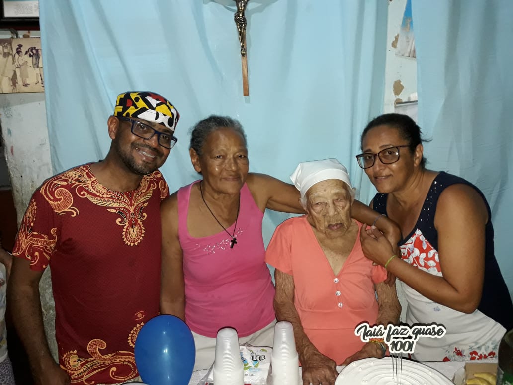 Matriarca centenária expressa sua alegria e diz que o maior presente é estar juntos. (Foto: Moabe Souza - Portal Gongogi)