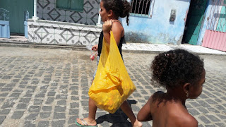 GONGOGI: Entre chocolates e sorrisos a solidariedade é concretizada pela juventude na páscoa.