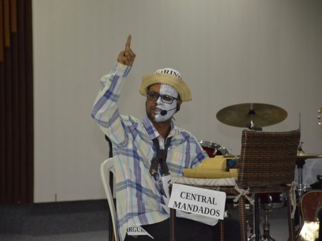 Jorginho apresentou uma performance teatral de um cordel autoral. (Foto: Site do TJBA)