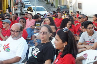 Ubaitaba: Aos gritos de 'Lula Livre' o povo ocupa a praça de Ubaitaba