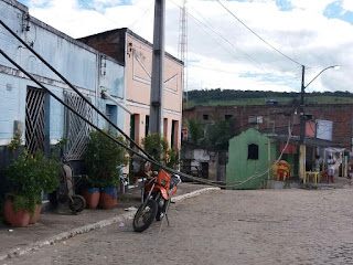 GONGOGI: Carreta quebra fios de telefonia e tira a Gongogi FM do ar.