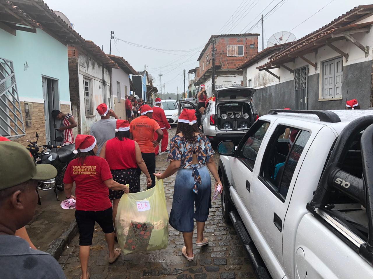 GONGOGI: Família gongogiense dar lições de solidariedade e alegra crianças no Natal