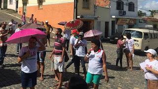 GONGOGI: Profissionais da educação cobram 13º salário e protestam em frente à casa do prefeito