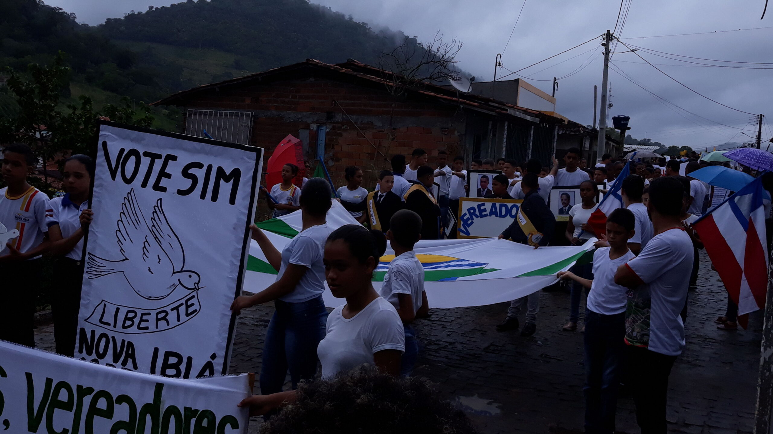 Ala conta a história do plebiscito. - Foto: Portal Gongogi.