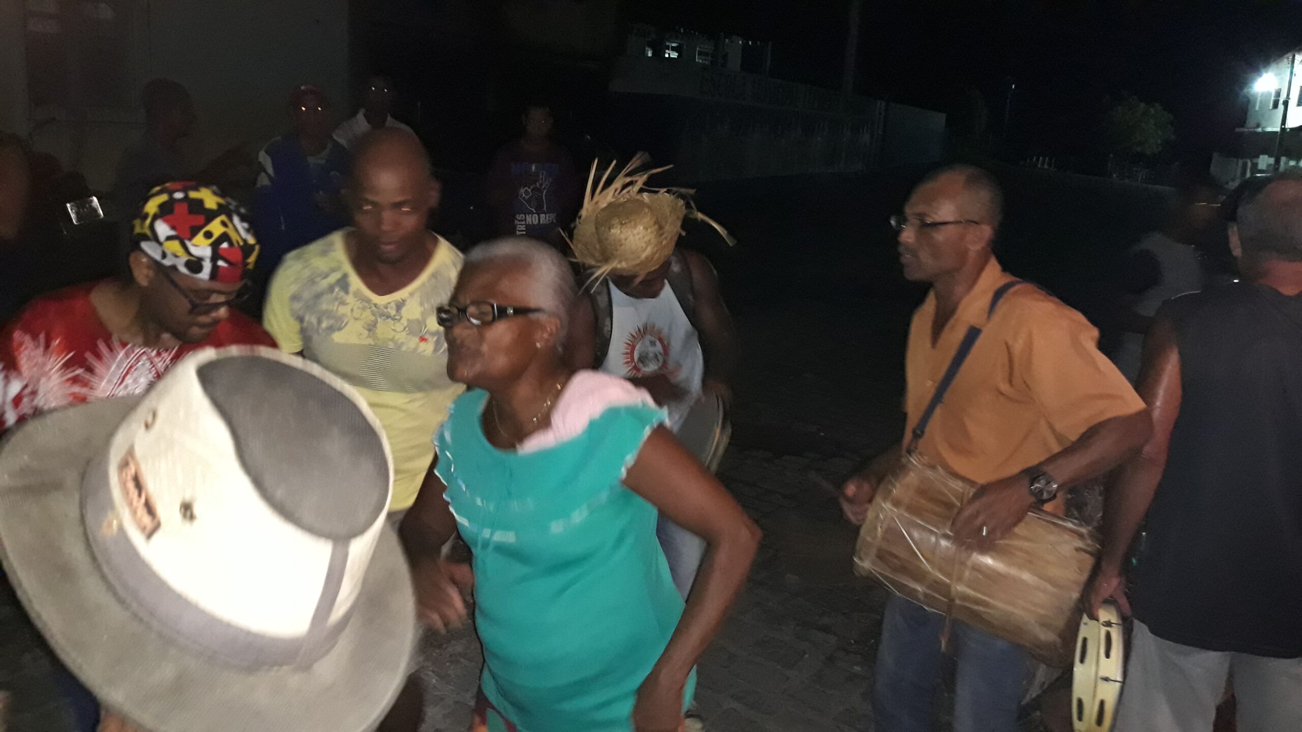 D. Isabel de Calixto dar um show de samba. (Foto: Portal Gongogi)