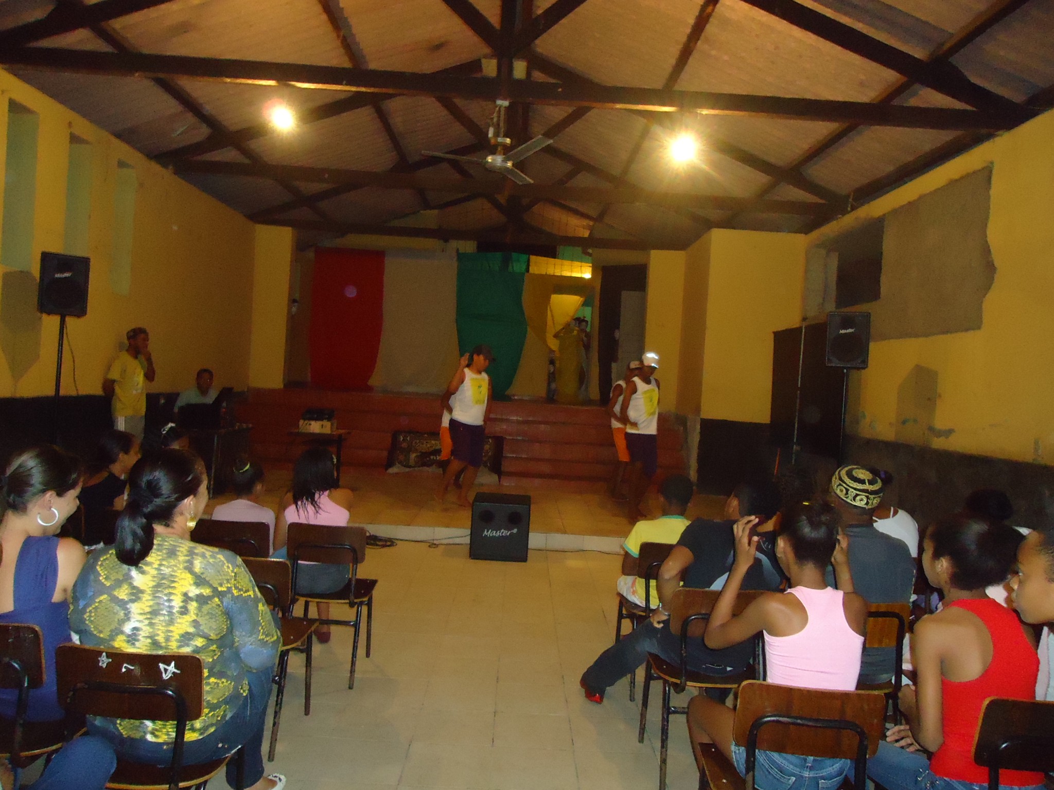 GRUPO DE DANÇA DO PROJETO PETECA E CIDADANIA SE APRESENTA EM GONGOGI-BA