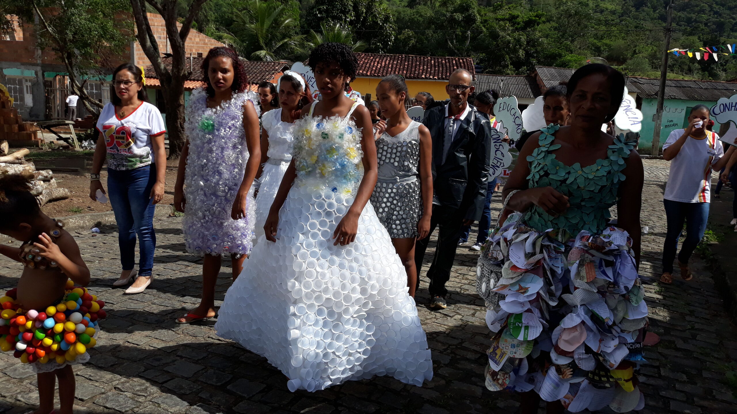 Roupas em materiais reciclados incentivam a preservação ambiental. - Foto: Portal Gongogi.