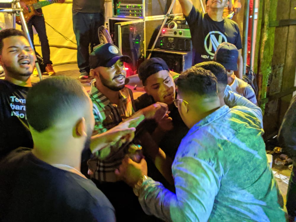 No meio do povo o artista canta sua musica autoral Vaqueiro bom demais. (Foto: Produção do artista)