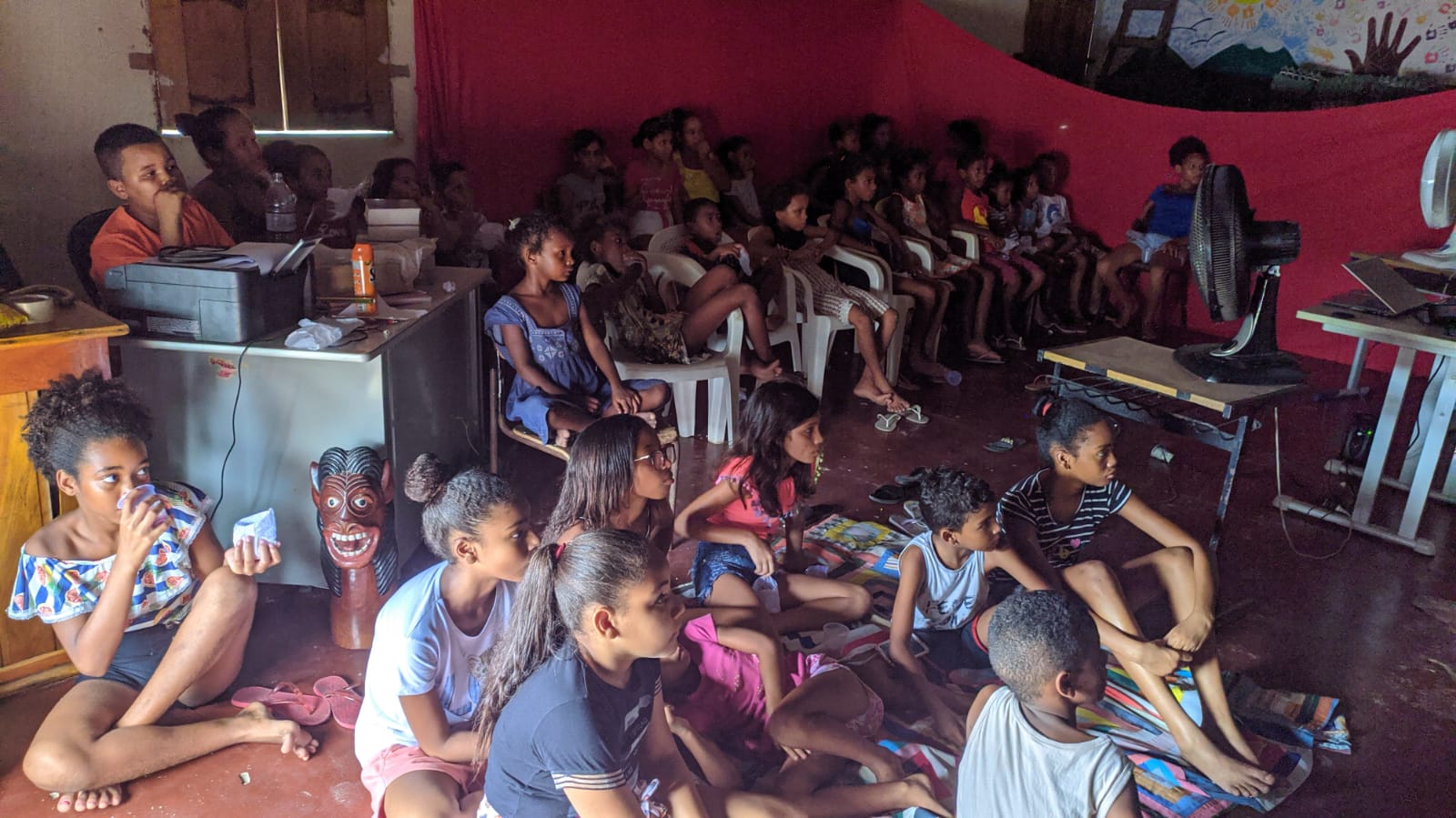 Quase cinquenta crianças todos os sábados participam do projeto. (Foto: Moabe Souza)