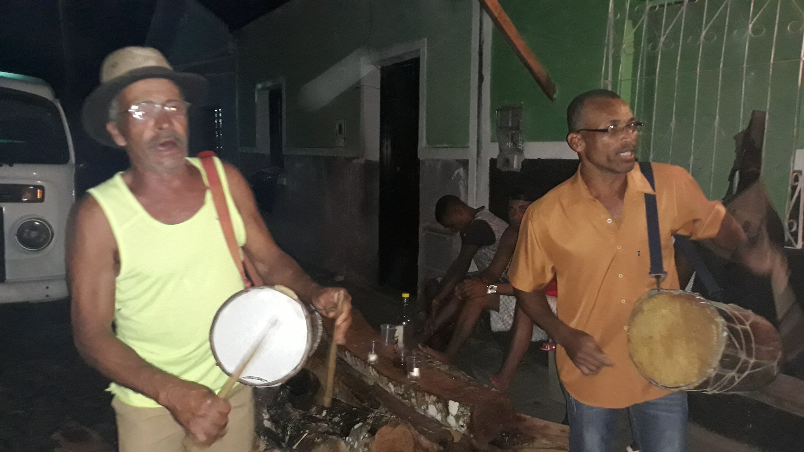 Vitor coordena o grupo para manter a tradição e Manoel puxa a cantoria do samba. (Foto: Portal Gongogi)