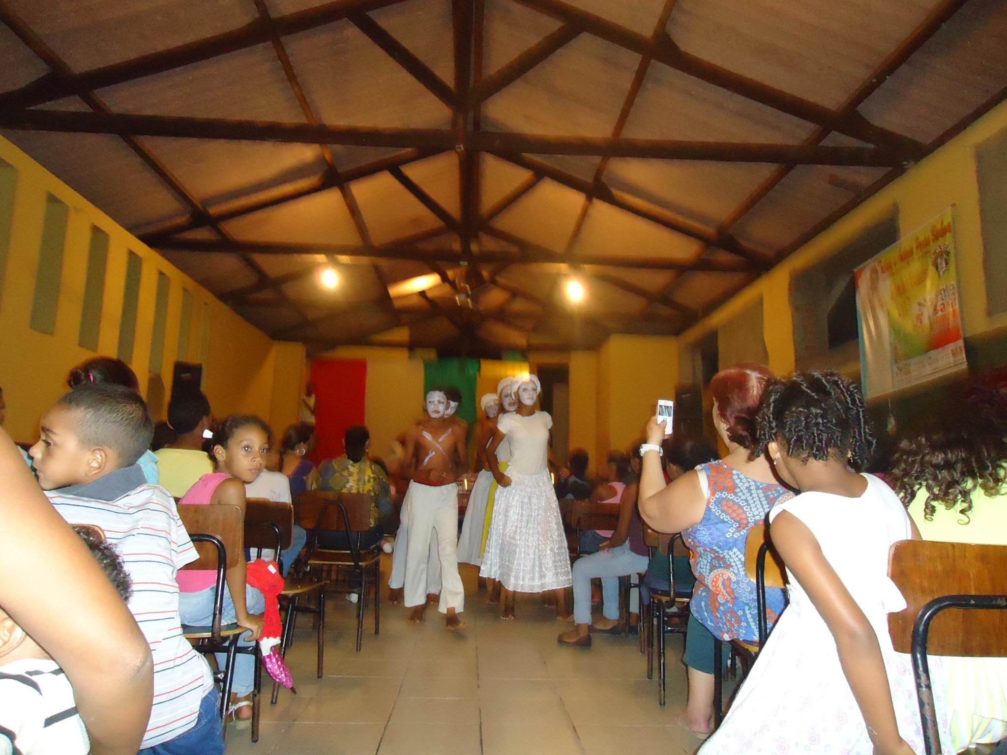 GRUPO DE TEATRO DO PROJETO PETECA E CIDADANIA EMOCIONA EM GONGOGI-BA